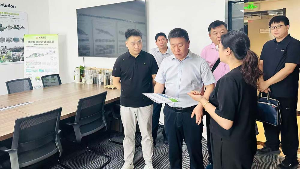 楊勝男向徐習軍一行介紹固廢資源化技術.jpg 楊勝男向徐習軍一行介紹固廢資源化技術.jpg